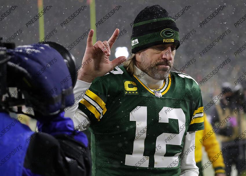 Green Bay, United States. 22nd Jan, 2022. San Francisco 49ers' Jimmy  Garoppolo (10) throws during warmups before a NFC divisional playoff NFL  game against the Green Bay Packers at Lambeau Field in