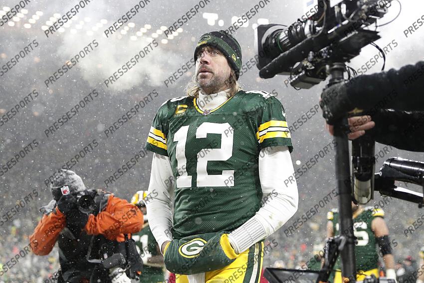 Green Bay, United States. 22nd Jan, 2022. San Francisco 49ers' Jimmy  Garoppolo (10) throws during warmups before a NFC divisional playoff NFL  game against the Green Bay Packers at Lambeau Field in