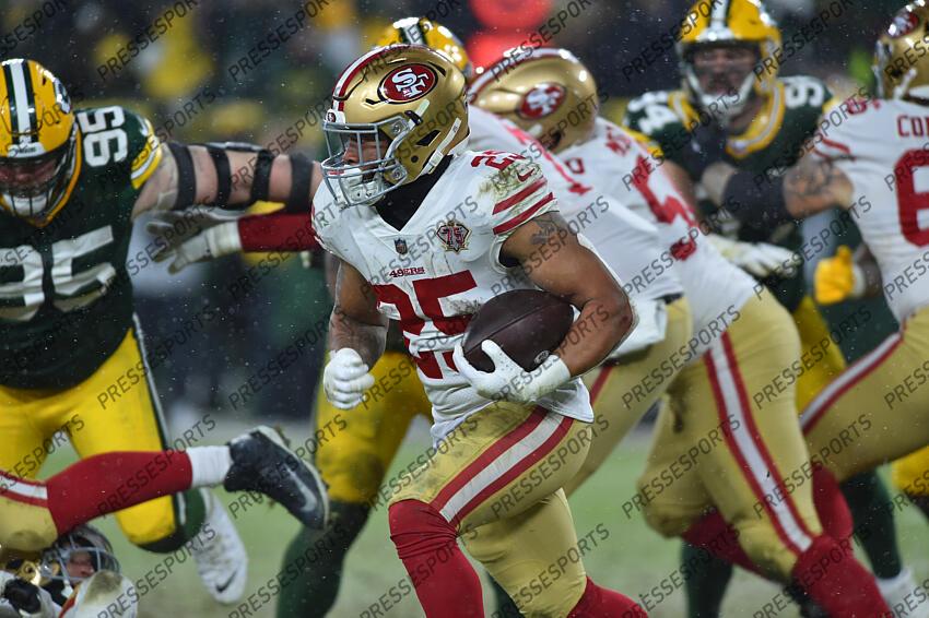 Green Bay, Wisconsin, USA. 22nd Jan, 2022. Green Bay Packers quarterback  Aaron Rodgers (12) during the NFL divisional playoff football game between  the San Francisco 49ers and the Green Bay Packers at